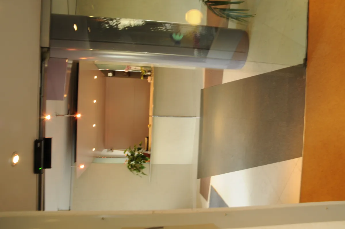 Salone comune dell’hotel con divani e televisione