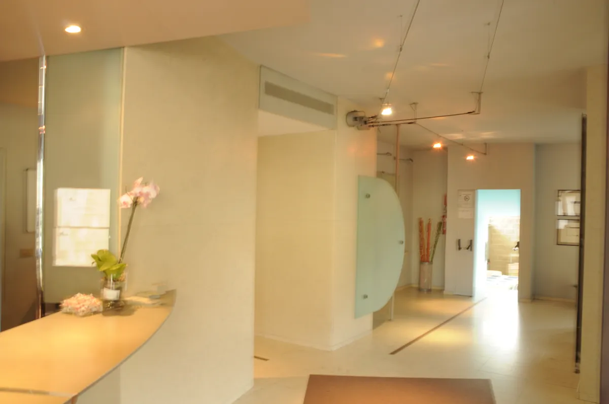 Salone comune dell’hotel con divani e televisione