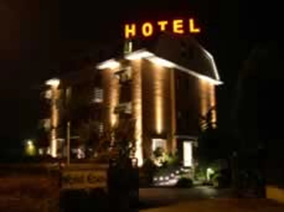 Salone comune dell’hotel con divani e televisione