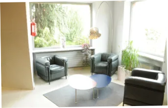 Gemeinschaftslounge des Hotels mit Sofas und Fernseher