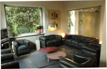 Gemeinschaftslounge des Hotels mit Sofas und Fernseher